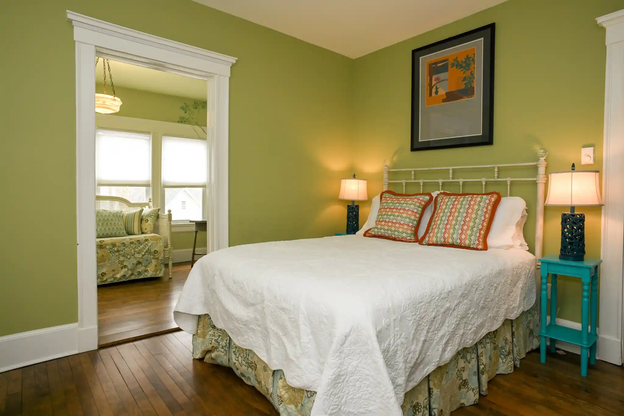 Bedroom with queen bed and Twin beds